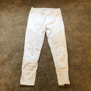 White motto jeans